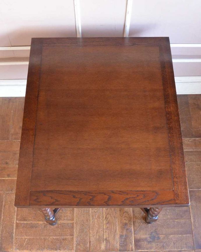アンティークのテーブル　アンティーク家具　英国輸入のアンティーク家具、使う人数に合わせてサイズが変えられるドローリーフテーブル（ダイニングテーブル）。上から見るとこんな形リーフを開く前はこんな形です。(q-1528-f)