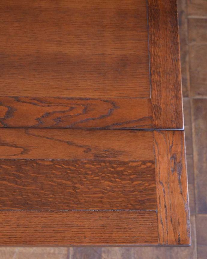 アンティークのテーブル　アンティーク家具　英国輸入のアンティーク家具、使う人数に合わせてサイズが変えられるドローリーフテーブル（ダイニングテーブル）。近づいて見てみると、天板はこんな感じです。(q-1528-f)