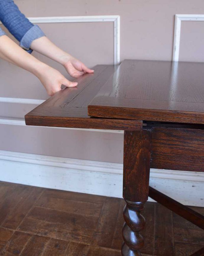 アンティークのテーブル　アンティーク家具　英国輸入のアンティーク家具、使う人数に合わせてサイズが変えられるドローリーフテーブル（ダイニングテーブル）。誰でもカンタン！引っ張るだけでOK。(q-1528-f)