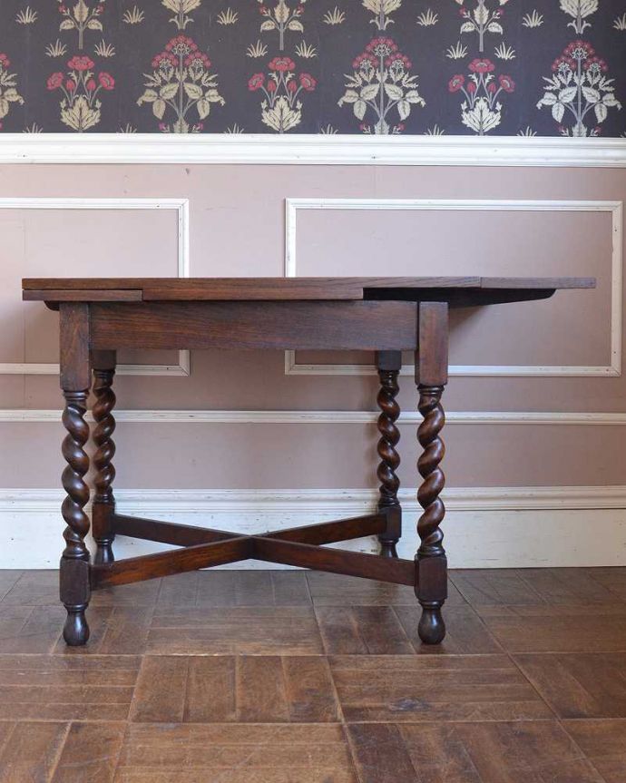 アンティークのテーブル　アンティーク家具　英国輸入のアンティーク家具、使う人数に合わせてサイズが変えられるドローリーフテーブル（ダイニングテーブル）。片方だけ開いてもOK片方のリーフだけを開くとこんな感じ。(q-1528-f)