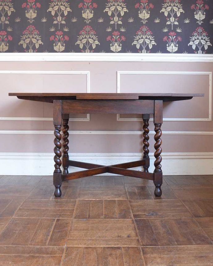 アンティークのテーブル　アンティーク家具　英国輸入のアンティーク家具、使う人数に合わせてサイズが変えられるドローリーフテーブル（ダイニングテーブル）。両方開くと大きなサイズ！家族が増えた時やみんなが集まった時、両方のリーフを開けば大きなサイズに。(q-1528-f)
