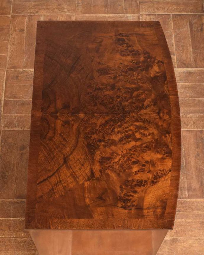 アンティークのチェスト　アンティーク家具　アンティーク英国輸入家具、木目の美しさに魅了されるウォルナット材の４段チェスト 。ピカピカに仕上げましたHandleでは修復の時、天板の塗装も一度剥離してキレイに仕上げました。(q-1531-f)