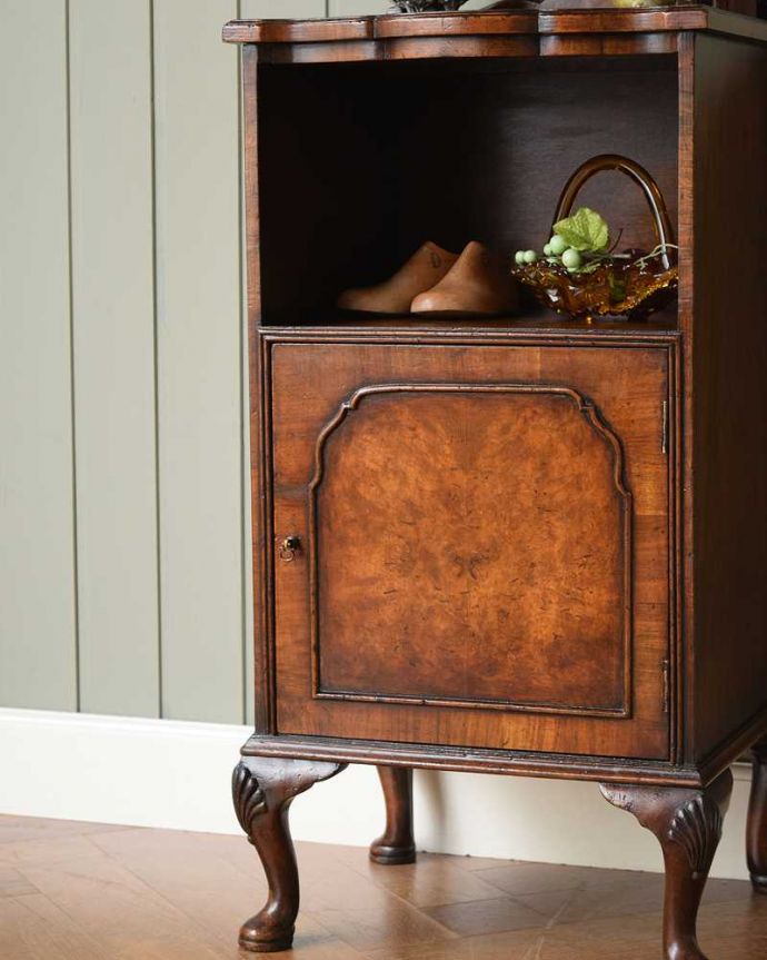 アンティークのキャビネット　アンティーク家具　どこでも置けるウォールナット材のペディスタルカップボード、イギリスのアンティーク家具 。表情豊かな木目アンティークらしい贅沢な木材を使って作られた家具。(q-1535-f)