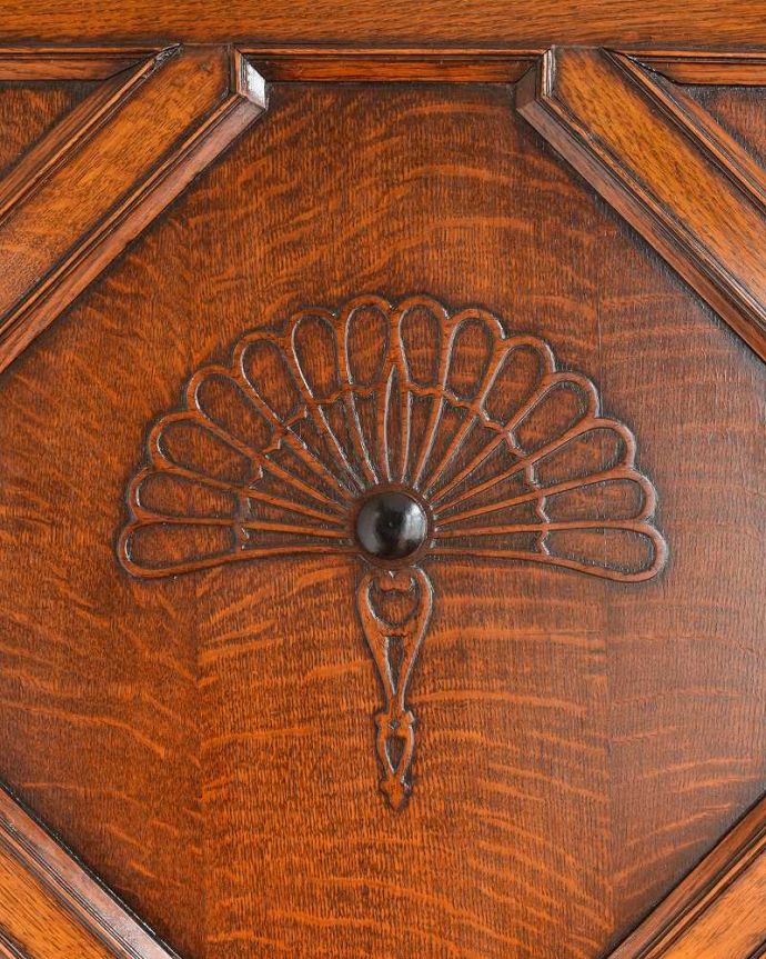 ワードローブ　アンティーク家具　英国スタイルのアンティーク家具、収納力のある棚付きのワードローブ。扉を彩る装飾やっぱり魅力は扉の装飾。(q-1536-f)