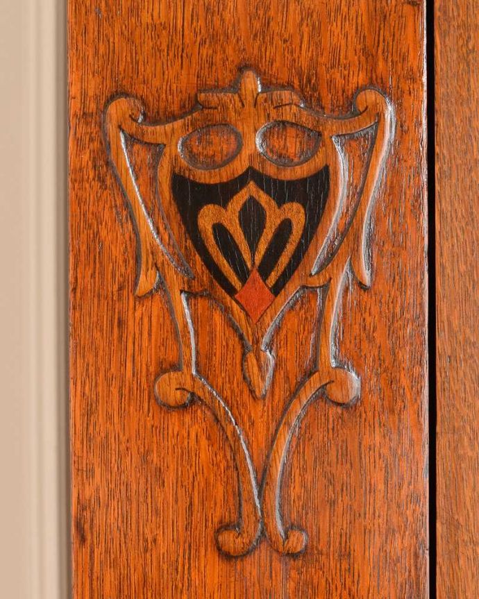 ワードローブ　アンティーク家具　英国スタイルのアンティーク家具、収納力のある棚付きのワードローブ。惚れ惚れしちゃう美しさこんなに堅い無垢材に一体どうやって彫ったんだろう？と不思議になるくらい細かい彫にうっとりです。(q-1536-f)