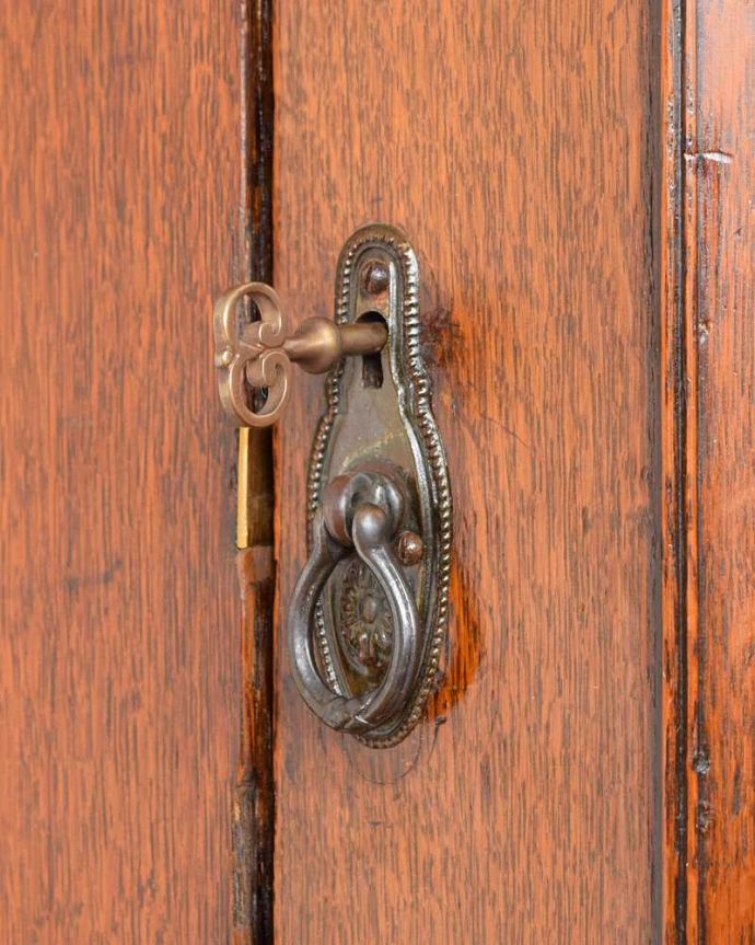 ワードローブ　アンティーク家具　英国スタイルのアンティーク家具、収納力のある棚付きのワードローブ。鍵を使って開けてみましょうアンティークの鍵が付いています。(q-1536-f)