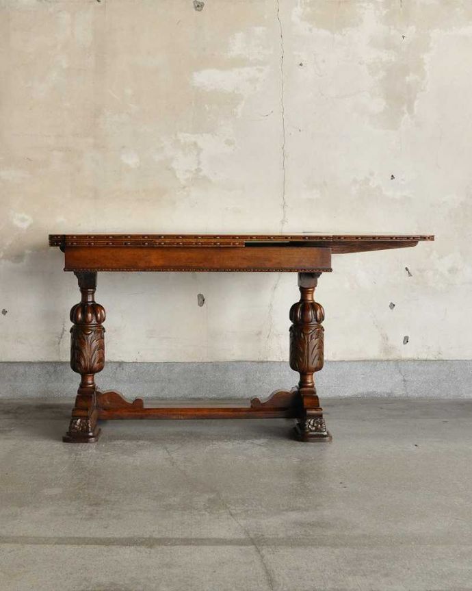 アンティークのテーブル　アンティーク家具　重厚なバルボスレッグが美しい英国輸入のアンティークドローリーフテーブル（伸張式テーブル） 。片方だけ開いてもOK片方のリーフだけを開くとこんな感じ。(q-1537-f)