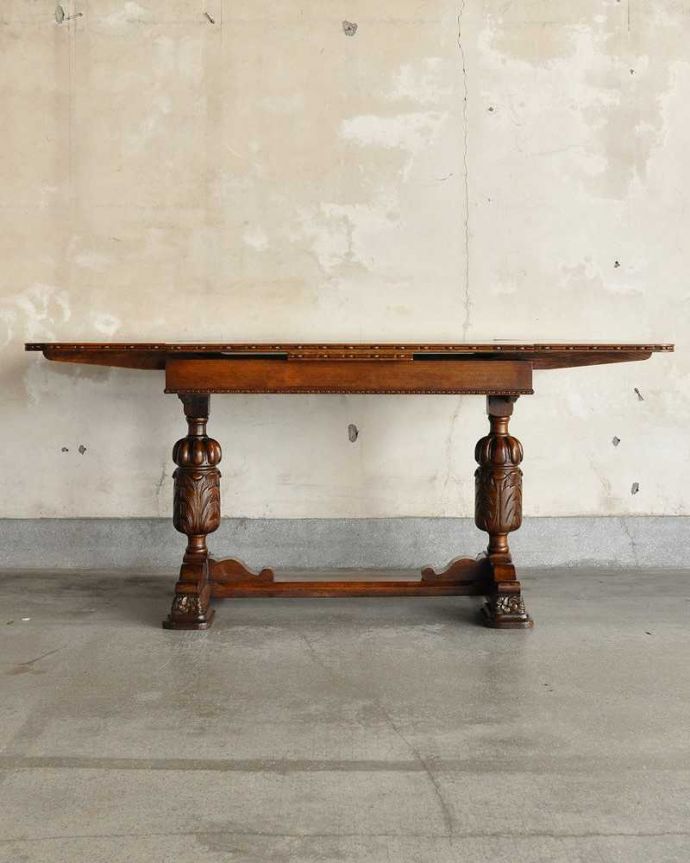 アンティークのテーブル　アンティーク家具　重厚なバルボスレッグが美しい英国輸入のアンティークドローリーフテーブル（伸張式テーブル） 。両方開くと大きなサイズ！家族が増えた時やみんなが集まった時、両方のリーフを開けば大きなサイズに。(q-1537-f)