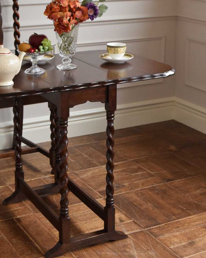 アンティークのテーブル　アンティーク家具　伸張式のアンティーク英国家具、天板の縁どりも美しいドロップリーフテーブル（伸張式テーブル）。英国アンティークらしい優雅な姿にうっとりアンティークらしいデザインの美しさ。(q-1538-f)