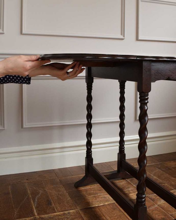 アンティークのテーブル　アンティーク家具　伸張式のアンティーク英国家具、天板の縁どりも美しいドロップリーフテーブル（伸張式テーブル）。あっという間にサイズ変更OK！天板を持ち上げてバーを出すだけで、簡単にサイズが変えれます。(q-1538-f)