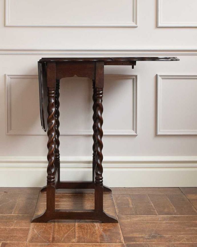 アンティークのテーブル　アンティーク家具　伸張式のアンティーク英国家具、天板の縁どりも美しいドロップリーフテーブル（伸張式テーブル）。片方だけ開いても使えます3WAYで使えるから、片側だけ開いた状態でもOK。(q-1538-f)