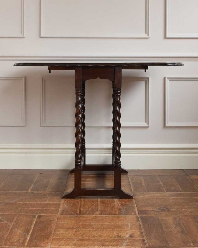 アンティークのテーブル　アンティーク家具　伸張式のアンティーク英国家具、天板の縁どりも美しいドロップリーフテーブル（伸張式テーブル）。両方開いて広々と左右のリーフを開けばゆったりサイズ。(q-1538-f)