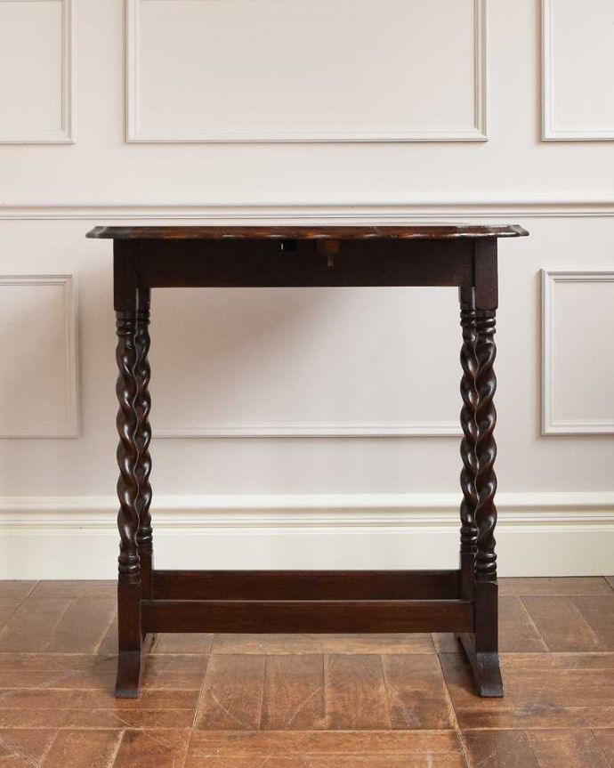 アンティークのテーブル　アンティーク家具　伸張式のアンティーク英国家具、天板の縁どりも美しいドロップリーフテーブル（伸張式テーブル）。横から見てもステキ脚元のデザインは、横から見ると、より美しさが分かります。(q-1538-f)