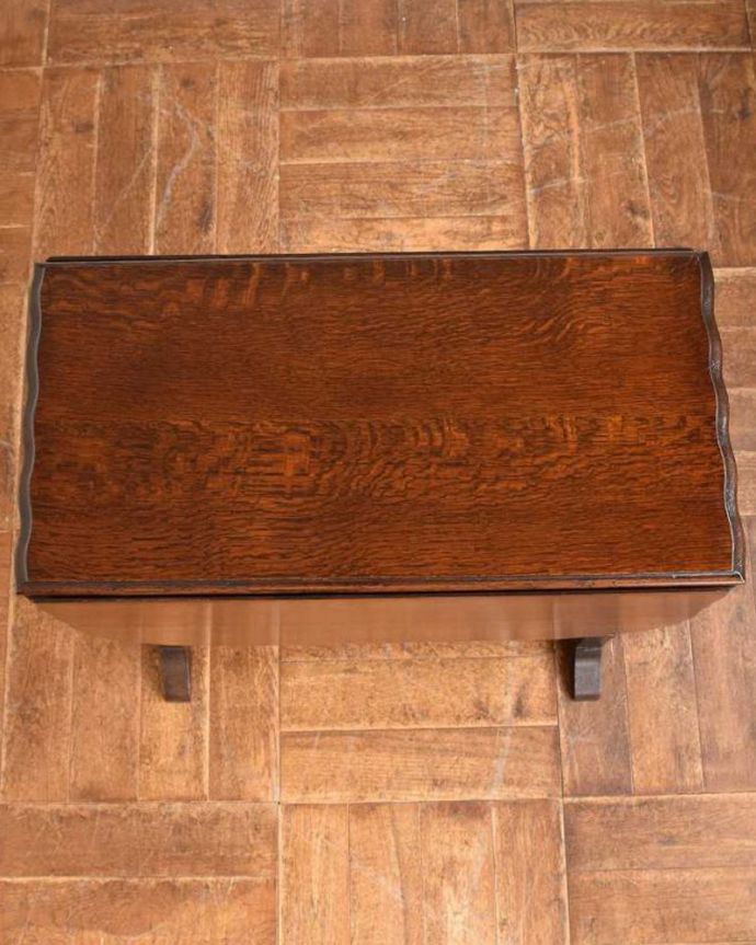 アンティークのテーブル　アンティーク家具　伸張式のアンティーク英国家具、天板の縁どりも美しいドロップリーフテーブル（伸張式テーブル）。天板もキレイにお直ししました。(q-1538-f)