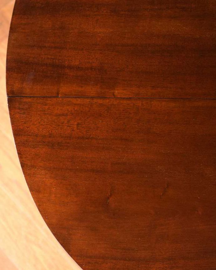 アンティークのテーブル　アンティーク家具　華奢な脚が美しいアンティークゲートレッグテーブル（伸張式）。近づいて見てみると･･･時間と手間暇を掛けて職人が丁寧にお直しした天板は、木目も美しいんです。(q-1539-f)