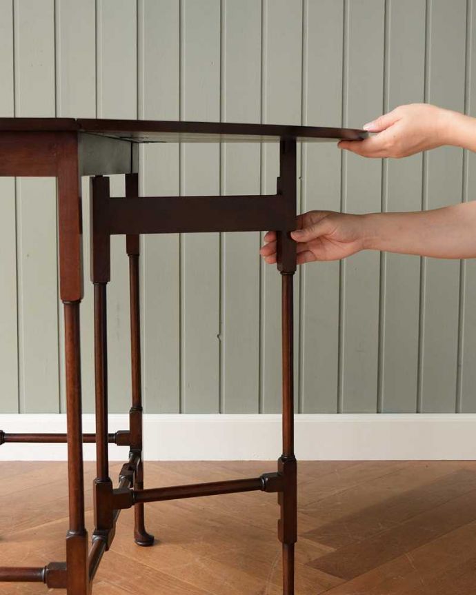 アンティークのテーブル　アンティーク家具　華奢な脚が美しいアンティークゲートレッグテーブル（伸張式）。脚を引き出すだけであっという間ゲートのような形をした脚のテーブル。(q-1539-f)