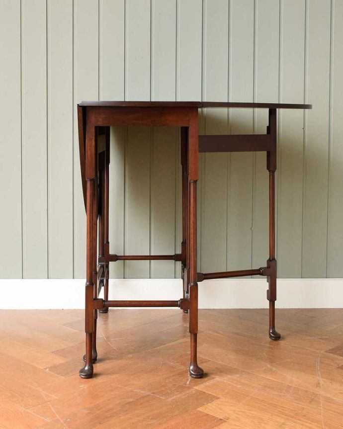 アンティークのテーブル　アンティーク家具　華奢な脚が美しいアンティークゲートレッグテーブル（伸張式）。片方開くと････片方のリーフを開くとこんな感じ。(q-1539-f)
