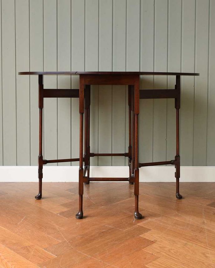 アンティークのテーブル　アンティーク家具　華奢な脚が美しいアンティークゲートレッグテーブル（伸張式）。両方開けば大きなサイズゲートレッグテーブルはゲートが開くように作られた脚のデザインも印象的。(q-1539-f)