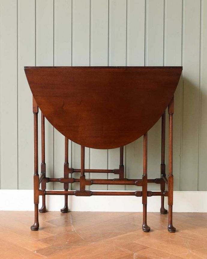 アンティークのテーブル　アンティーク家具　華奢な脚が美しいアンティークゲートレッグテーブル（伸張式）。クルッと回転。(q-1539-f)