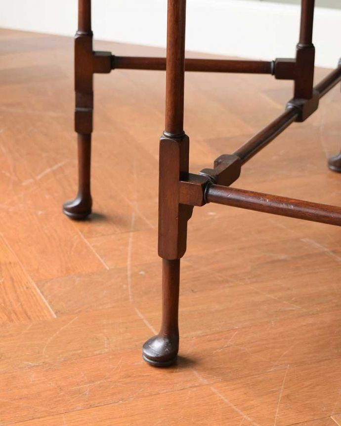 アンティークのテーブル　アンティーク家具　華奢な脚が美しいアンティークゲートレッグテーブル（伸張式）。持ち上げなくても移動できます！Handleのアンティークは、脚の裏にフェルトキーパーをお付けしていますので、持ち上げなくても床を滑らせて移動させることが出来ます。(q-1539-f)