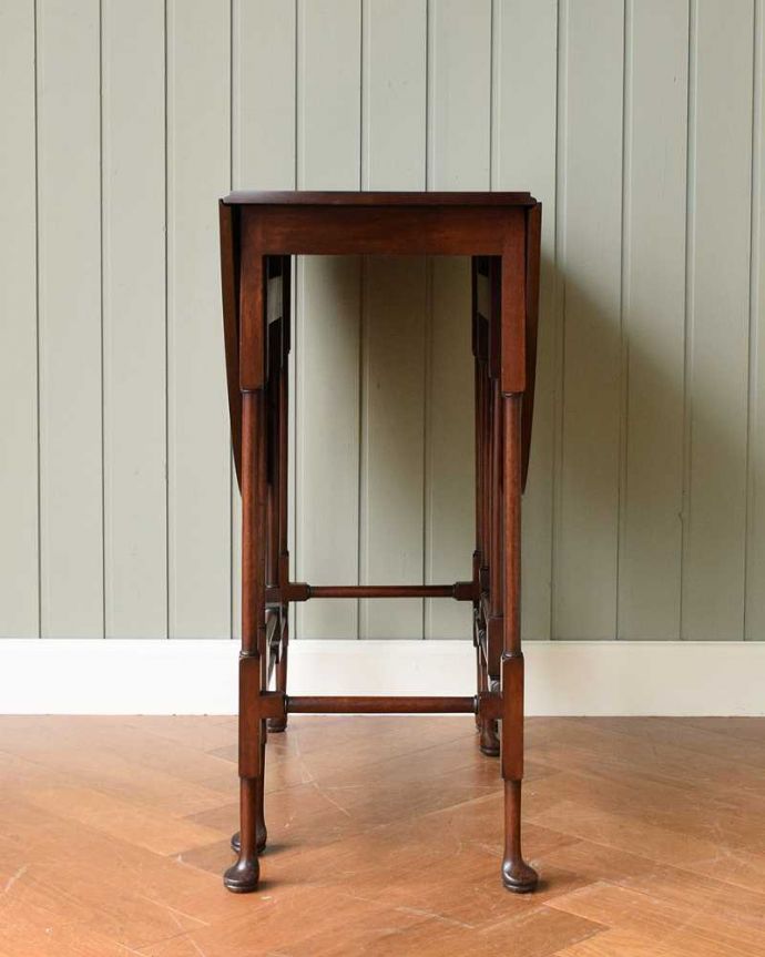 アンティークのテーブル　アンティーク家具　華奢な脚が美しいアンティークゲートレッグテーブル（伸張式）。意外にコンパクト昔、使わないとき壁にピタッと付けて収納出来るように作られたテーブル。(q-1539-f)