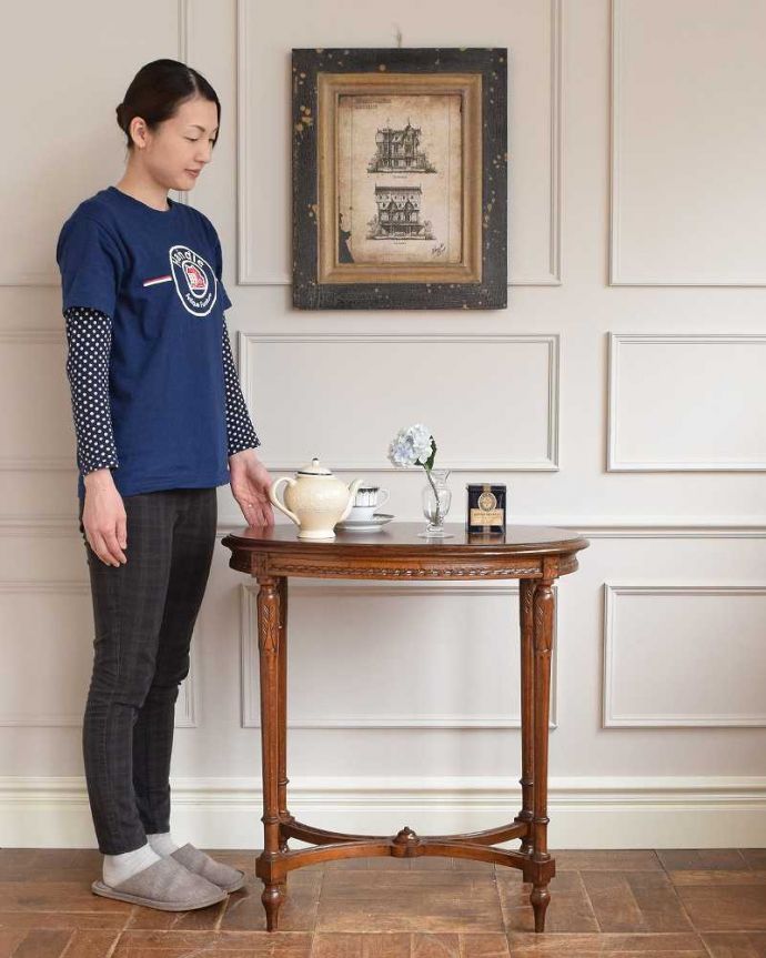 アンティークのテーブル　アンティーク家具　どこに置いてもオシャレにキマるアンティーク家具、マホガニー材のオケージョナルテーブル。どんな場所でも便利に使える小さなテーブルそもそも「オケージョナル」とは「便利に使える」と言う意味。(q-1541-f)