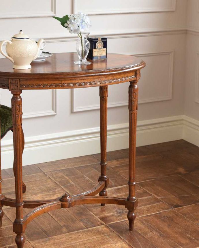 アンティークのテーブル　アンティーク家具　どこに置いてもオシャレにキマるアンティーク家具、マホガニー材のオケージョナルテーブル。上品で優雅なアンティーク凛とした雰囲気が漂うアンティークらしい立ち姿のテーブル。(q-1541-f)