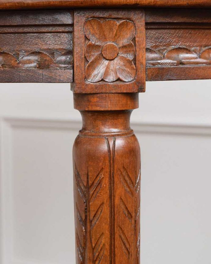 アンティークのテーブル　アンティーク家具　どこに置いてもオシャレにキマるアンティーク家具、マホガニー材のオケージョナルテーブル。うっとりする美しさアンティークだから手に入る美しい彫。(q-1541-f)
