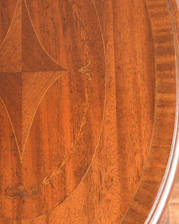アンティークのテーブル　アンティーク家具　どこに置いてもオシャレにキマるアンティーク家具、マホガニー材のオケージョナルテーブル。天板を近づいてみると…アンティークだから手に入れることが出来る天板に使われている銘木の美しさにうっとりです。(q-1541-f)