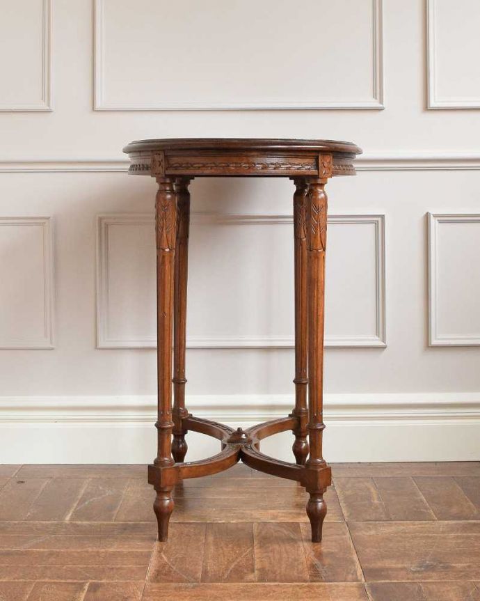 アンティークのテーブル　アンティーク家具　どこに置いてもオシャレにキマるアンティーク家具、マホガニー材のオケージョナルテーブル。クルッと回転。(q-1541-f)