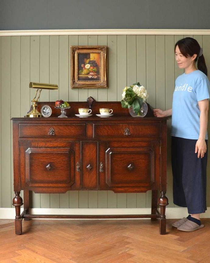 サイドボード　アンティーク家具　英国のアンティーク家具、オーク材の美しい木製サイドボード。英国アンティーク家具らしい重厚なオトナの美しさ重厚感のあるドッシリとした雰囲気の彫がたっぷり入ったサイドボード、もともとはダイニングでサーブ用に使われていた家具です。(q-1542-f)