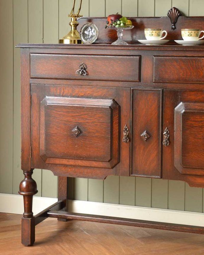 サイドボード　アンティーク家具　英国のアンティーク家具、オーク材の美しい木製サイドボード。やっぱり魅力は英国らしい彫まだ機械が発達していない時代に、こんなに堅い木材をどうやって加工したんだろう？って不思議になるくらい細かい彫。(q-1542-f)