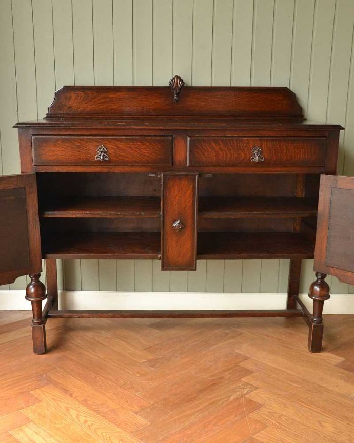 サイドボード　アンティーク家具　英国のアンティーク家具、オーク材の美しい木製サイドボード。扉の奥にはたっぷりの収納。(q-1542-f)