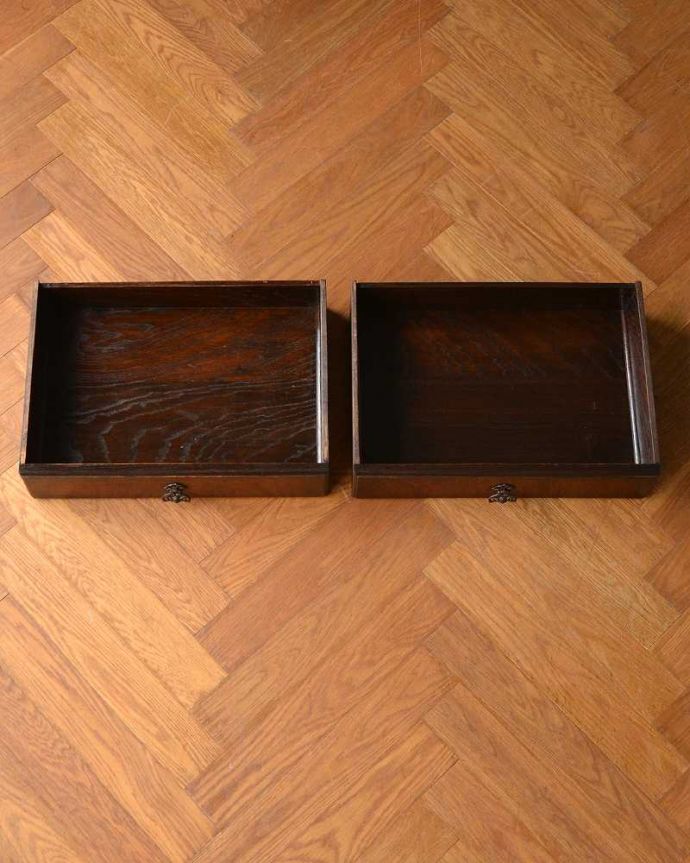 サイドボード　アンティーク家具　英国のアンティーク家具、オーク材の美しい木製サイドボード。引き出しの中もキレイに修復しましたもともとカトラリーを入れて使っていた引き出し。(q-1542-f)