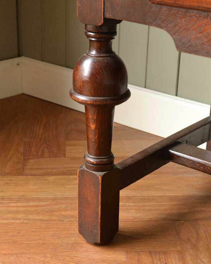 サイドボード　アンティーク家具　英国のアンティーク家具、オーク材の美しい木製サイドボード。女性1人でラクラク運べちゃう仕掛けHandleのアンティークは、脚の裏にフェルトキーパーをお付けしています。(q-1542-f)