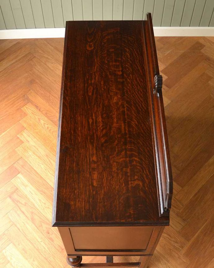 サイドボード　アンティーク家具　英国のアンティーク家具、オーク材の美しい木製サイドボード。上から見てるとこんな感じです。(q-1542-f)