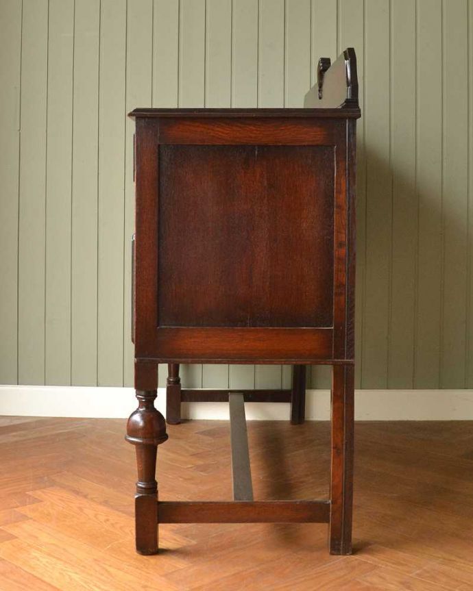サイドボード　アンティーク家具　英国のアンティーク家具、オーク材の美しい木製サイドボード。もちろん横から見てもステキ横顔にだって妥協しません。(q-1542-f)