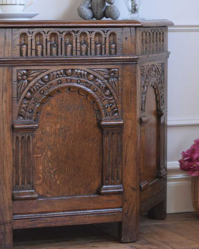 ブランケットボックス・収納ボックス　アンティーク家具　ゴージャスな彫りがたっぷり刻まれた、台形の英国アンティークブランケットボックス （コファ）。アンティークらしい彫りの美しさが魅力豪華な彫りの美しさがアンティークらしい雰囲気。(q-1543-f)