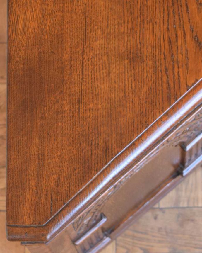 ブランケットボックス・収納ボックス　アンティーク家具　ゴージャスな彫りがたっぷり刻まれた、台形の英国アンティークブランケットボックス （コファ）。近くで見ると･･･テーブル代わりにも使えるコファ。(q-1543-f)