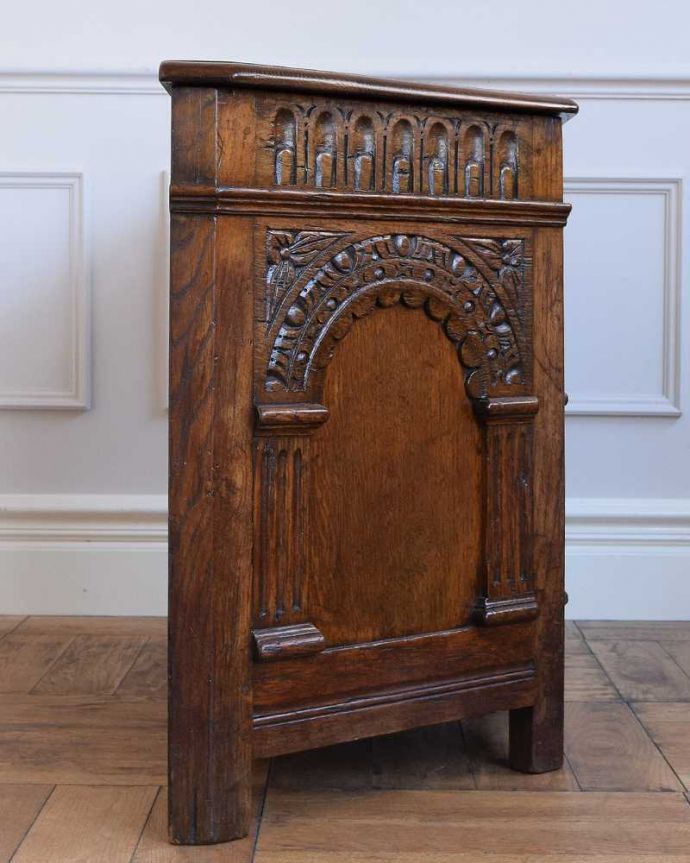 ブランケットボックス・収納ボックス　アンティーク家具　ゴージャスな彫りがたっぷり刻まれた、台形の英国アンティークブランケットボックス （コファ）。横から見てもキレイですもちろん、横顔だってキレイ！どこから見ても絵になります。(q-1543-f)