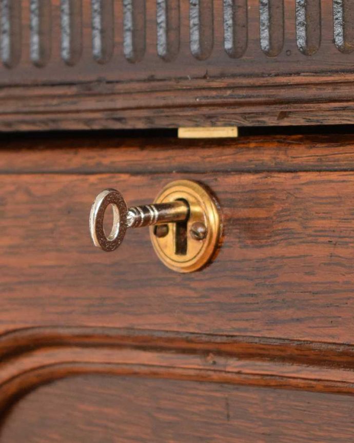 ビューロー　アンティーク家具　アンティークの英国輸入家具、本棚とビューローが付いた多機能なサイドバイサイド。鍵を使って開けてみましょうアンティークの鍵が一つ付いています。(q-1552-f)