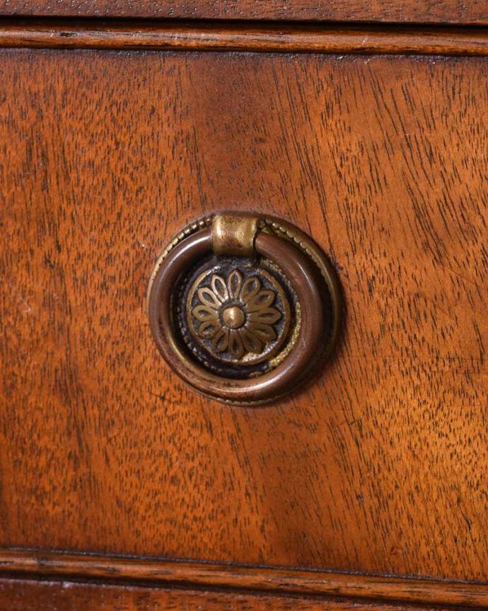 アンティークのキャビネット　アンティーク家具　マホガニー材で造られたキャビネット、アンティーク英国家具（ベッドサイドカップボード）。アクセサリーの様な取っ手。(q-1554-f)