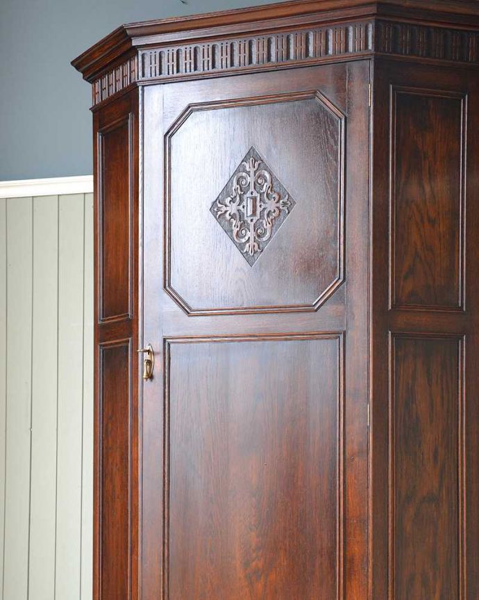 アンティークのキャビネット　アンティーク家具　下駄箱としても使える棚板付きアンティークホールローブ（ワードローブ）。アンティークらしい装飾が魅力サイズの大きい家具だからこそ、やっぱり美しい装飾がアンティークの魅力。(q-1555-f)