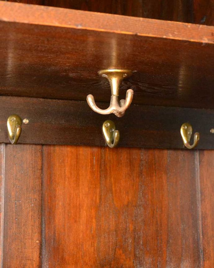 アンティークのキャビネット　アンティーク家具　下駄箱としても使える棚板付きアンティークホールローブ（ワードローブ）。お洋服を掛ける場所フックが沢山付いているので、ここにハンガーを掛けてください。(q-1555-f)