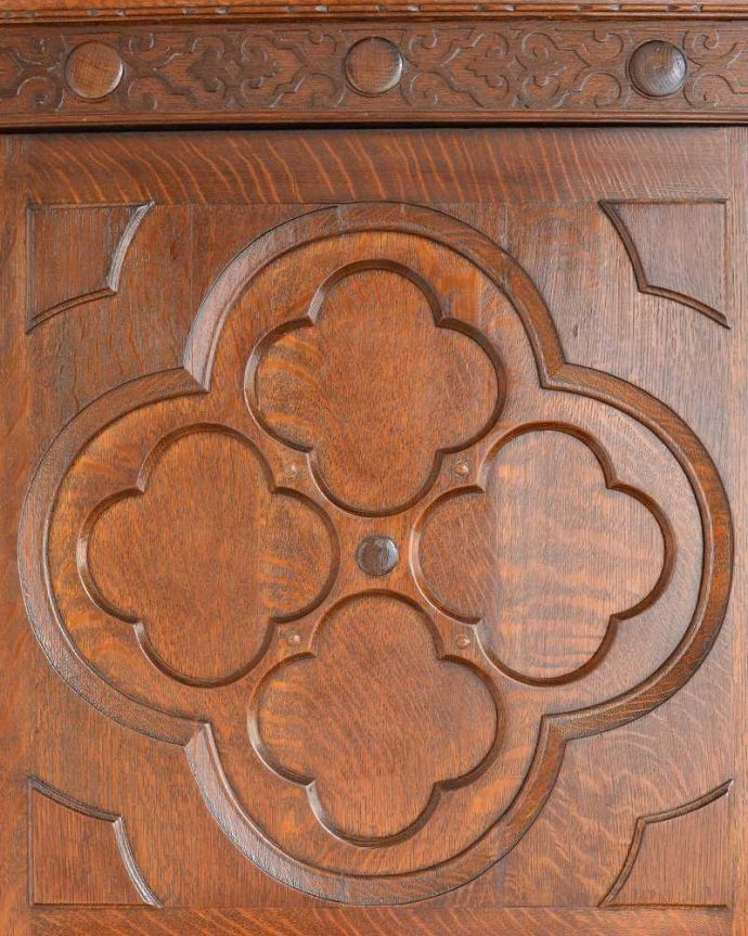 アンティークのキャビネット　アンティーク家具　棚板がたっぷりと付いた使いやすいアンティークホールローブ（ワードローブ）。扉を彩る装飾やっぱり魅力は扉の装飾。(q-1556-f)