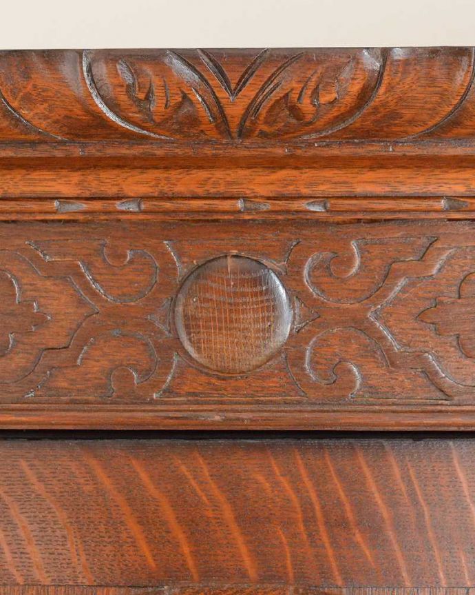 アンティークのキャビネット　アンティーク家具　棚板がたっぷりと付いた使いやすいアンティークホールローブ（ワードローブ）。惚れ惚れしちゃう美しさこんなに堅い無垢材に一体どうやって彫ったんだろう？と不思議になるくらい細かい彫にうっとりです。(q-1556-f)