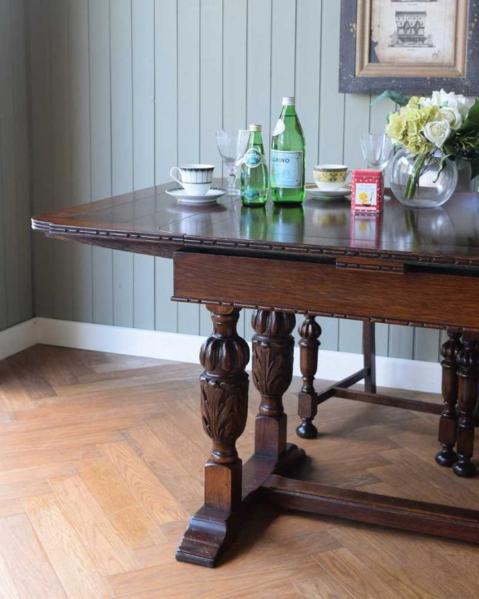 アンティークのテーブル　アンティーク家具　アンティーク英国家具、4本のバルボスレッグが美しいドローリーフテーブル（伸張式テーブル） 。やっぱり目が行く重厚なデザインの脚重厚な雰囲気のバルボスレッグと呼ばれる美しい脚が一番の特長。(q-1557-f)