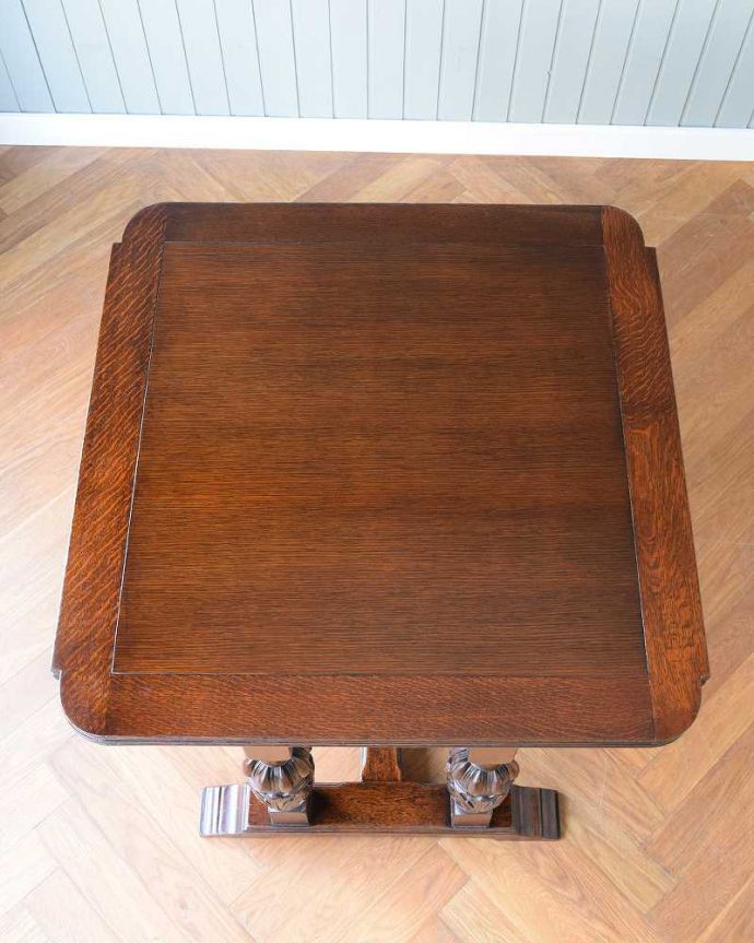 アンティークのテーブル　アンティーク家具　アンティーク英国家具、4本のバルボスレッグが美しいドローリーフテーブル（伸張式テーブル） 。上から見るとこんな形リーフを開く前はこんな形です。(q-1557-f)