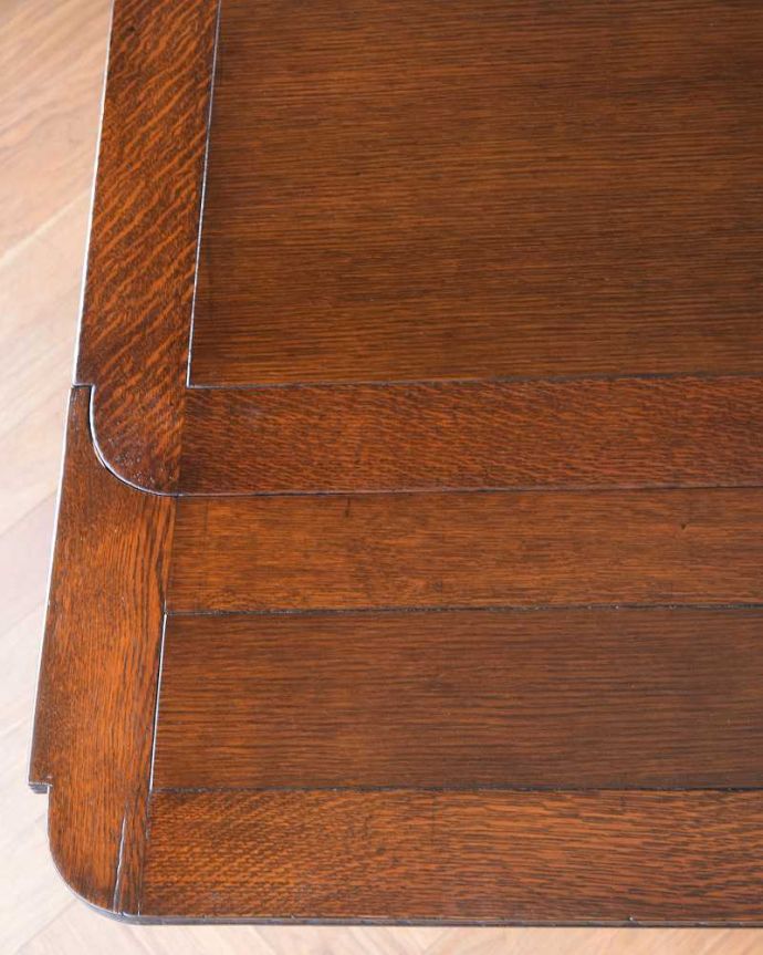 アンティークのテーブル　アンティーク家具　アンティーク英国家具、4本のバルボスレッグが美しいドローリーフテーブル（伸張式テーブル） 。近づいて見てみると、天板はこんな感じです。(q-1557-f)