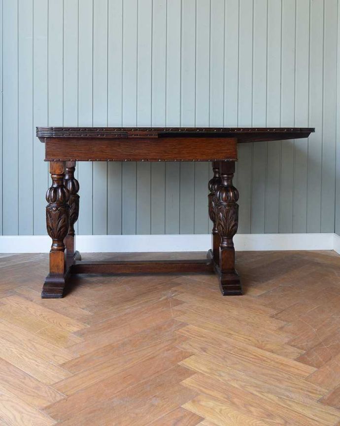 アンティークのテーブル　アンティーク家具　アンティーク英国家具、4本のバルボスレッグが美しいドローリーフテーブル（伸張式テーブル） 。片方だけ開いてもOK片方のリーフだけを開くとこんな感じ。(q-1557-f)